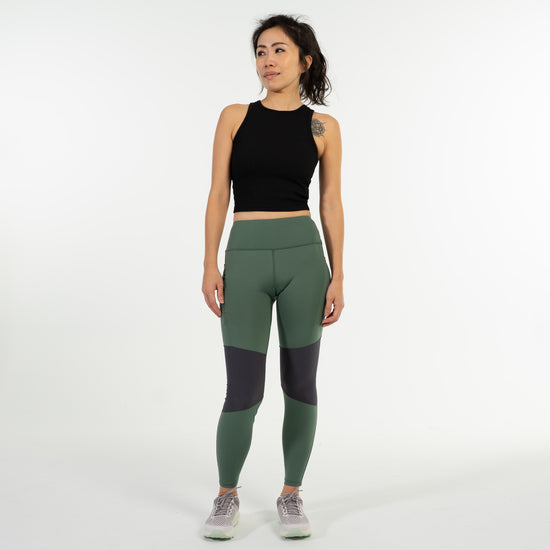 女模特穿著 Scrambler Leggings－ 登山緊身褲